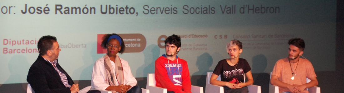 Quatre adolescents davant l’hemicicle – Ressenya del XIIIè Fòrum d’Interxarxes
